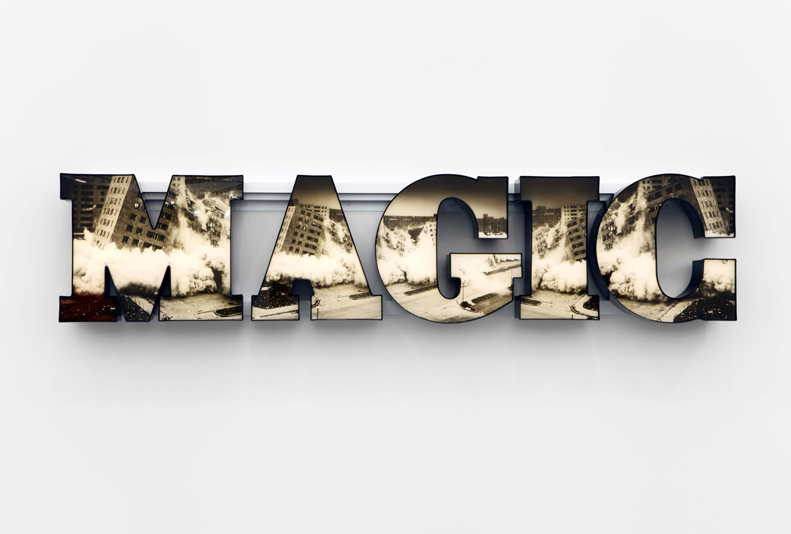 Doug Aitken-MAGIC，2013年，LED照明灯箱