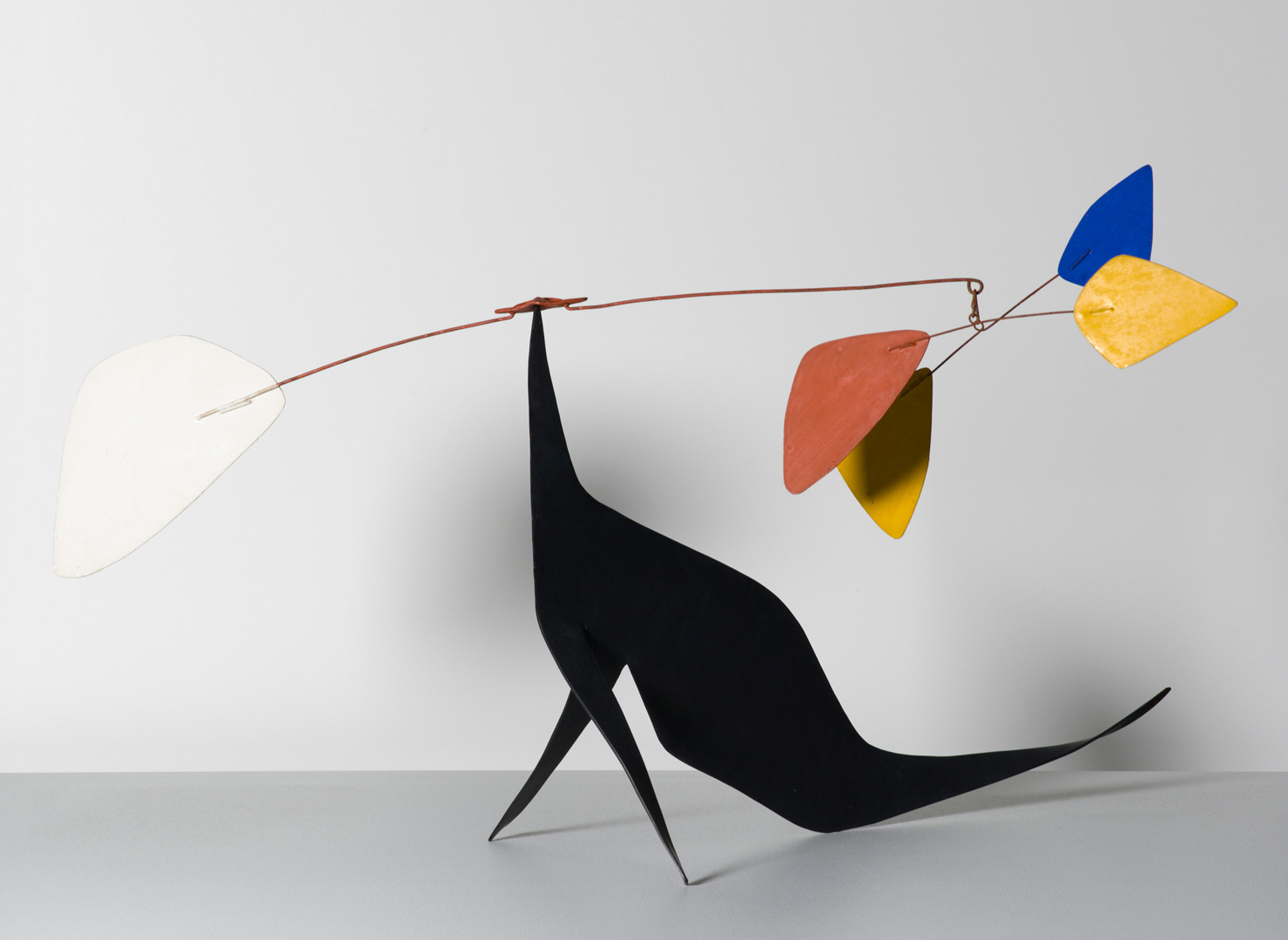 Alexander Calder  -  Iguana，1967年，彩绘金属