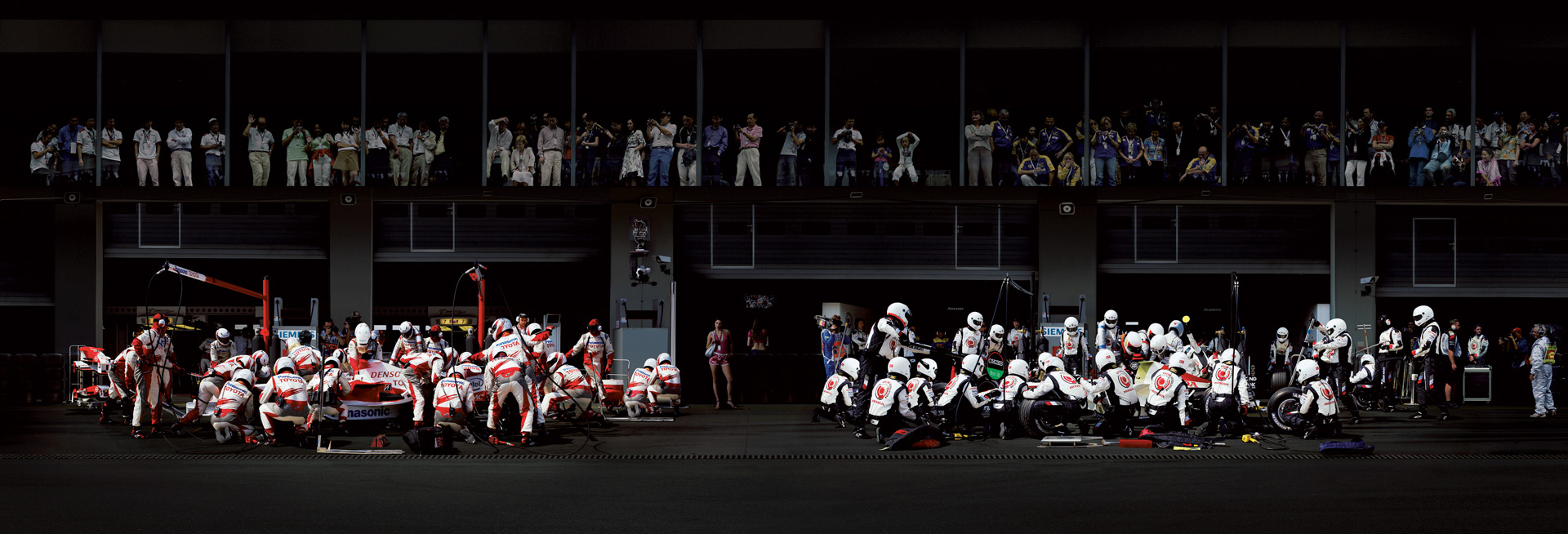 一个ndreas Gursky - F1 Boxenstopp IV, 2007, chromogenic print mounted on Plexiglas in artist's frame