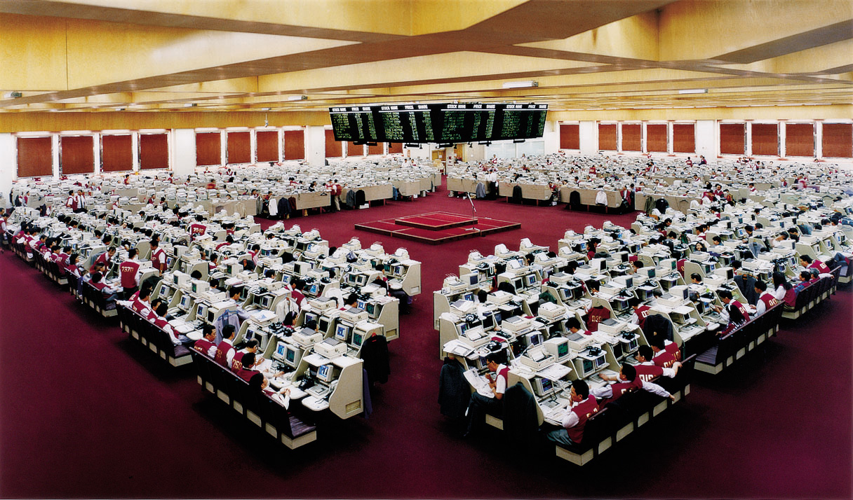 一个ndreas Gursky - Hong Kong Stock Exchange II, 1995, chromogenic print mounted on Plexiglas in artist's frame