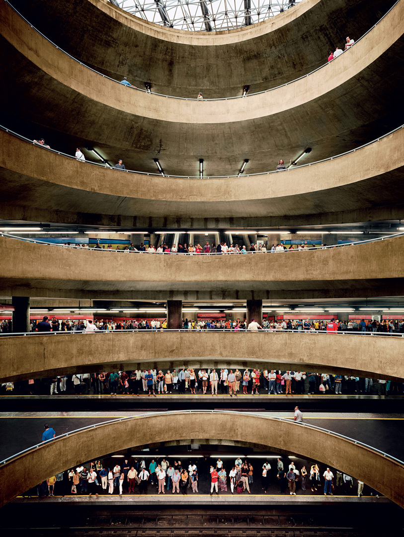 安德烈亚斯·古尔斯基（Andreas Gursky）-圣保罗，Sé，2002年，画家画框中有机玻璃上的彩色印刷品