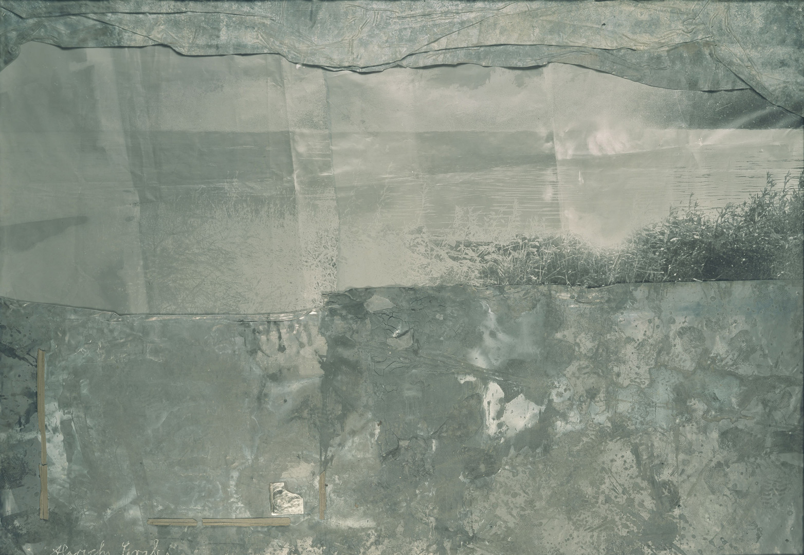 Anselm Kiefer-Alarichs Grab[译名：Alaric的坟墓]，1969-1989年，在玻璃钢框架的原始照片上安装处理过的铅上混合介质