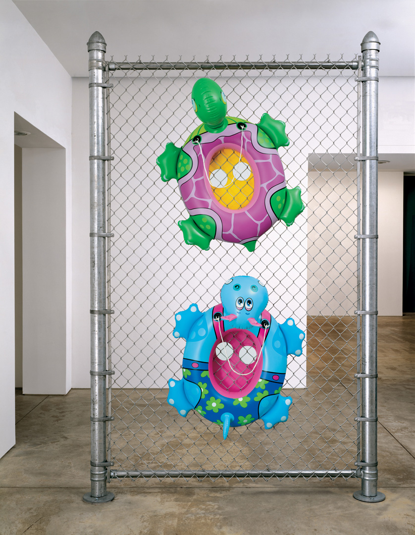 Jeff Koons-铁丝网围栏，2003年，多色铝，镀锌钢