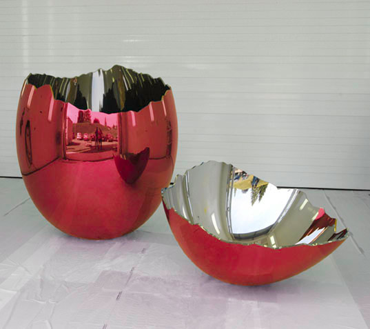 Jeff Koons  - 裂纹蛋（红色），1994-2006，镜面抛光不锈钢，透明色涂层