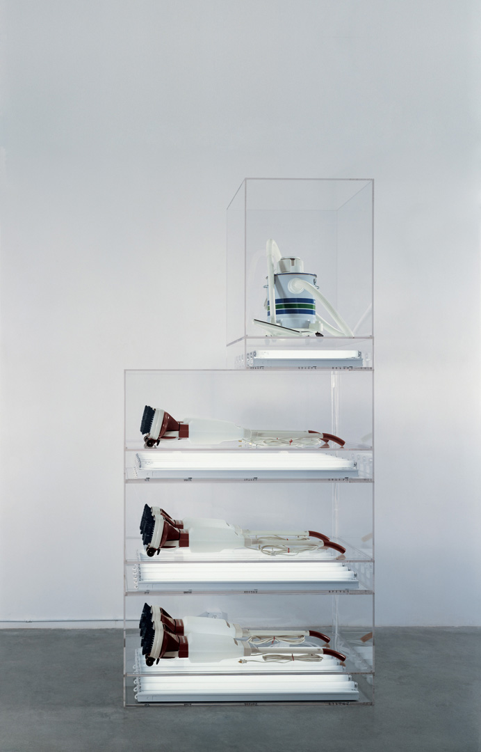 Jeff Koons - New Hoover Deluxe Shampoo Polishers, New Shelton Wet/Dry 5-Gallon Displaced Quadradecker, 1981-1987, six shampoo polishers, vacuum cleaner, acrylic, fluorescent lights