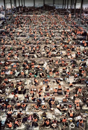 一个ndreas Gursky - Nha Trang, 2004, chromogenic print mounted on Plexiglas in artist's frame