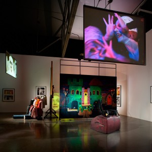 Mike Kelley -课外活动投影重建# 10,21,24(健身房室内)，2004-2005，视频投影和照片的混合媒体