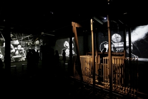 威廉肯特里奇-时间的拒绝，2012年，五频道视频安装与声音；四钢扩音器；呼吸机