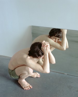 Ron Mueck  - 镜子中的蹲下男孩，1999-2002，混合媒体