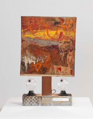 Robert Rauschenberg -无题，约1954年，结合:油，织物，报纸和木炭拼贴与灯泡和两个克鲁克辐射计在木结构