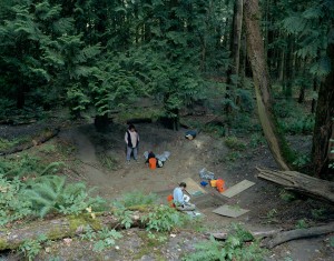 杰夫墙 - 实地工作。Excavation of the floor of a dwelling in a former Sto:lo nation village, Greenwood Island, Hope, B.C., August 2003, Anthony Graesch, Dept. of Anthropology, University of California at Los Angeles, working with Riley Lewis of the Sto:lo band, 2003, transparency in lightbox