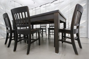 Robert Therrien  - 在桌子下，1994年，木材，金属和珐琅