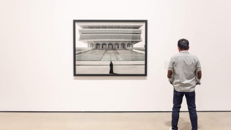 游客看Shirin Neshat的作品的照片。
