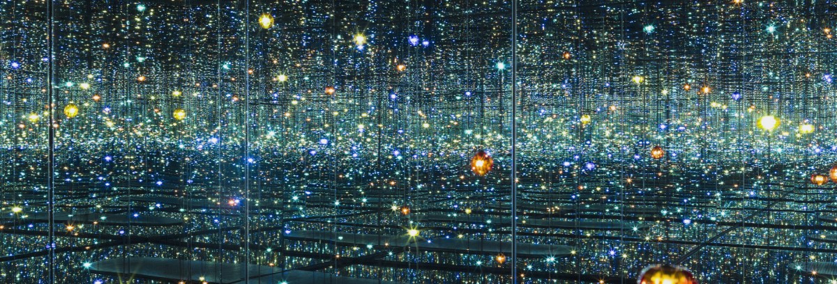 草间弥生(Yayoi Kusama)的《百万光年之外的灵魂》(the Souls of Millions of Light Years Away)的无限镜屋内部的图像