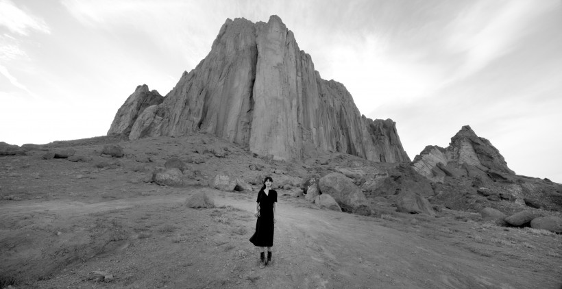 录影仍然是在岩石风景前面的妇女在新墨西哥。Shirin Neshat，梦想的土地仍然是2019年。